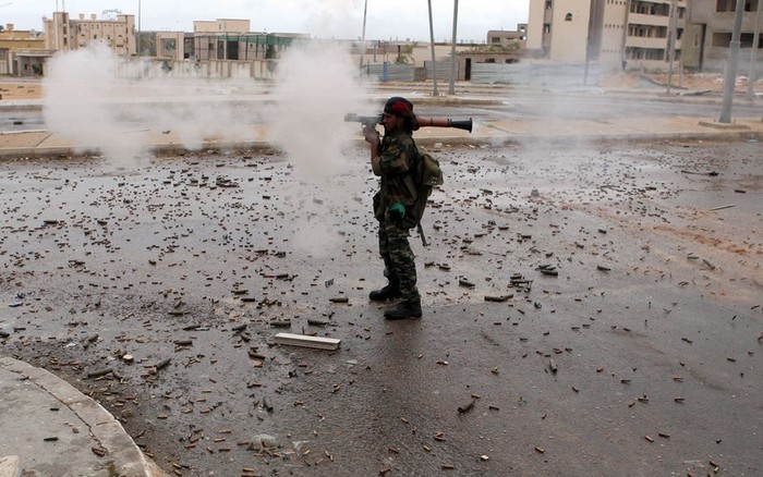 Một binh sỹ nổi dậy đang sử dụng súng chống tăng bắn vào một mục tiêu có quân trung thành với Gaddafi ẩn nấp